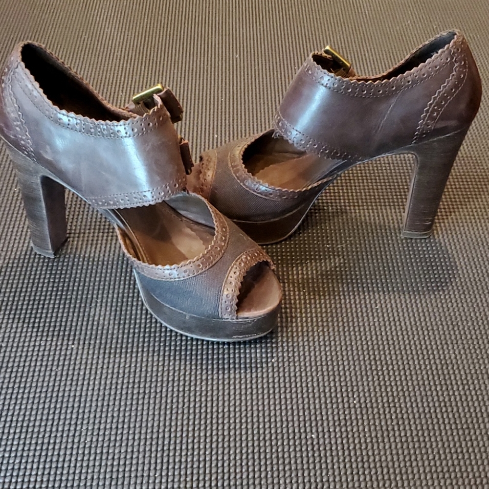 Halogen platform sandles